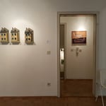 links Objekte von Stephan Hafner, rechts "Freischwinger" von Eva Hradil