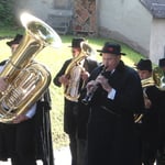 Mit Marschmusik zum Leichenschmaus