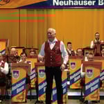 Unser erfahrener Dirigent Robert Schricker ...