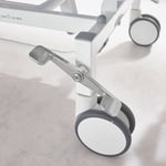 Fest verschraubter Bremstritt.