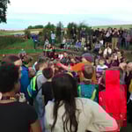 Die vielen Kinder durften zuerst vor und sich informieren, bevor sie Fledermausspiele spielen konnten  ©Wolf-Peter Friedrich