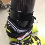 Skischuh mit Carbon-Schienbeindruckschutz-Orthese zur besseren Kraftübertragung