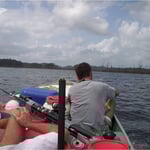 Navigation sur le barrage de Petit Saut, pour rejoindre Takari Tanté