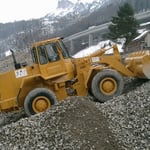 Gebrochenes Material wird mit Pneulader entnommen