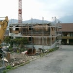 Abbruch Buochserstrasse 48 - Um das Abbruchholz möglichst wenig zu durchnässen wurde der Baukörper mit Blachen abgedeckt