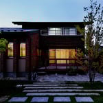 雑木林に立つ家