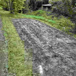 Geschafft: auch die Fläche auf der Grabenseite ist eingesät.