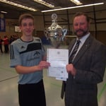 Urkunde und Pokal für den Kapitän