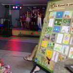 Pinnwand der NABU Kids mit Band im Hintergrund