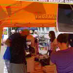 Mit Bohrer, Schrauben  und Nägel in Aktion