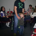 Kilian und Papa kämpfen um ihre Geschenke