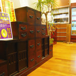 木の温もりが特徴の、落ち着いた雰囲気の店内です。