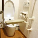体を支えるバーも設置しております。お体の具合が悪い方も安心してご利用ください。