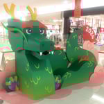 辰年の辰が飾られたショッピングモールで世界の平和を願いました。　　・戦争の無き世を願ひ年迎ふ(和良)