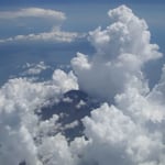 東京から徳島への飛行機の窓から雲の峰に囲まれた冨士が見えました。  ・懐に冨士を抱きて雲の峰（和良）