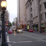 サンフランシスコは坂の街でした。夜は夏とは思えぬほどに涼しかったです。  ・坂の街ケーブルカーの灯の涼し（和良）