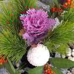 徳島市の渭水苑の玄関には門松とともに正月飾りがされていました。　・葉牡丹を芯に正月飾りして(和良)