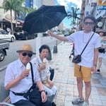 那覇市の国際通りではベンチでソフトクリームをいただきました。　・街頭でソフトクリームよく似合ふ(和良)