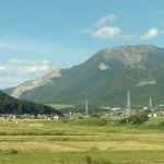 浜松から帰途の新幹線の車窓から秋の伊吹山がよく見えました。　・伊吹山まで一面の豊の秋(和良)