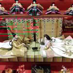 勝浦町のビッグひな祭りでは全国から送られてきた雛が飾られています。　・飾られし雛それぞれに物語(和良)