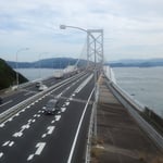 海峡にかかる大鳴門橋の上をたくさんの鷹が渡って行きました。　　　　　　　　・鷹渡る人間の橋見下ろして（和良）