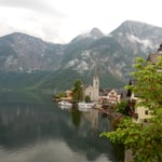 ハルシュタットの湖畔を歩きました。雪渓の残る山が見えました。　　　　・雪渓を置く山見えて湖静か（和良）