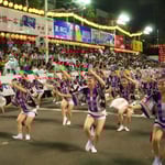 今年は県外の友を誘って阿波踊を桟敷席で見ました。よかったです。  ・遠き地の友と今宵の阿波踊り（和良）