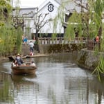 昔は佐原から江戸へ川伝いに物資を運んでいたそうです。　　　　　　　　・柿実る水の佐原の舟着場(和良)