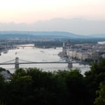 ゲレルトの丘からは夕焼に染まるドナウとくさり橋が見えました。　　　　・夕焼のドナウの川面染めてゆく（和良）