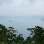 霧の摩周湖はこの日も夏霧に覆われていました。　　　　　　　　　　　　・夏霧の底に摩周湖閑もれる(和良)