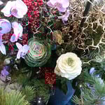 華道展では生花の中に葉牡丹が活けられている作品がありました。・生け花の中には牡丹活けられて（和良）