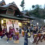 道後温泉本館前には女性ばかりの太鼓も出て春祭は盛り上がりました。　　・春祭をみなの太鼓小気味よく（和良）