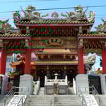 横浜中華街にある関帝廟は商売する人々にとても人気があります。　　　・関帝の廟にも若葉爽やかに(和良)