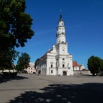 リトアニアのカウナスの旧市庁舎です。陶器博物館になっていました。　　・市庁舎は博物館に緑濃く（和良）