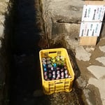 大内宿では雪解水の流れる小流れが街道の両側にありました。　　　　　　・庭先のサイダー冷やす雪解水（和良）