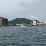 徳島県庁にはヨットハーバーがあり水の都の風景となっていました。　・県庁にヨットハーバー船遊(和良)