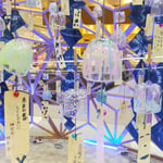 飾られた風鈴には願いごとが書かれた短冊が吊るされてました。　　　・風鈴に願いを込めて吊るしあり(和良)