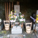 鎌倉の寿福寺にある虚子の墓には花が飾られていました。　　　　　　　　　　・けふ虚子忌あすは総理と桜見る（和良）