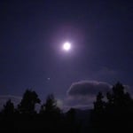 標高千メートルの徳島県神山町の「岳人の森」から見た仲秋の名月です。  ・名月の空ひろびろと峰の茶屋(和良）