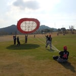 風の向きをとらえて呼吸を合わせて大凧を揚げます。　　　　　　　　　　　　　　　　　　・凧揚げの好きな漢がこんなにも（和良）