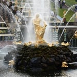 ピョートル大帝の夏の宮殿の噴水は権力の象徴のように見えました。　　　・噴水といふ権力の証かな（和良）