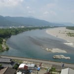 吉野川市川島町の岩の鼻の断崖から吉野川の落鮎漁を見てきました。  ・散らばりて固まりて落つ鮎なるか （和良）