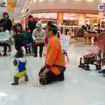 藍住町のショッピングモールに熊本から猿廻しが来ていました。　　　　　　・震災の熊本よりの猿回し（和良）