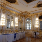 エカテリーナ宮殿には大きな窓があり明るい光が差し込んでいました。　　・小春日の宮殿の部屋明るかり（和良）