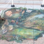 高松駅の駅前のビルでは地面に絵を描いている人がいました。　　　　　　・芸術の秋や地面に絵を描き(和良)