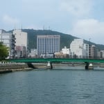 新町川を遡り富田橋が見えてくると眉山が迫ってきました。　　・船遊眉のやうなる眉山も見（和良）