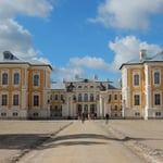 ラトビアのリガの近郊にあるルンダーレ宮殿です。　　　　　　　　　　　・宮殿の広場彼方此方蟻地獄（和良）