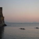 古い城砦の残るナポリ湾の夕映えです。静かな海に絵のような風景でした。 ・静かなるナポリの海の暮れ早し(和良)