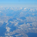 ドバイからの飛行機はヒマラヤ山脈を越えて日本に向かいました。　・飛機の窓よりヒマラヤの雪も見て（和良）