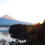 田貫湖から眺めた日の出は富士の長い稜線の裾からでした。　　　　　　　・稜線の裾より出でし冬日かな(和良)